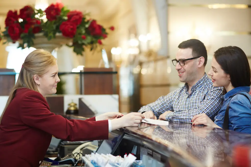 qualification of receptionist