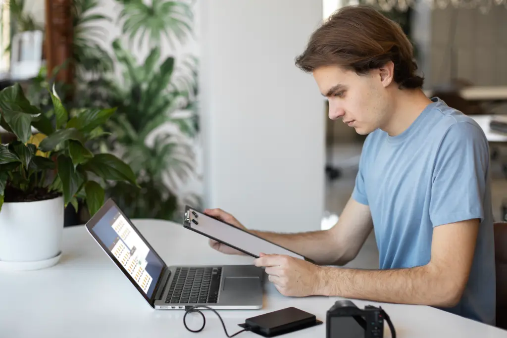 a virtual assistant working on a project